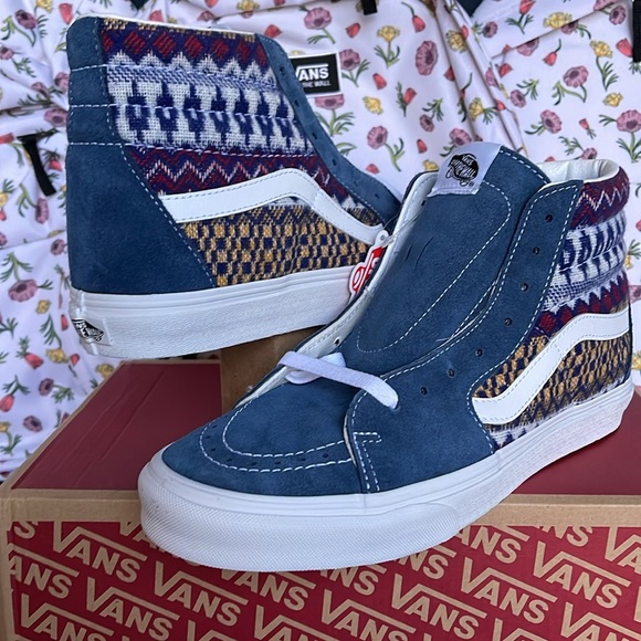 Vans Men’s Sk8-Hi
Fair Isle Blue/Multi
VN0A7Q5NBER
Sneakers - Picture 9 of 16